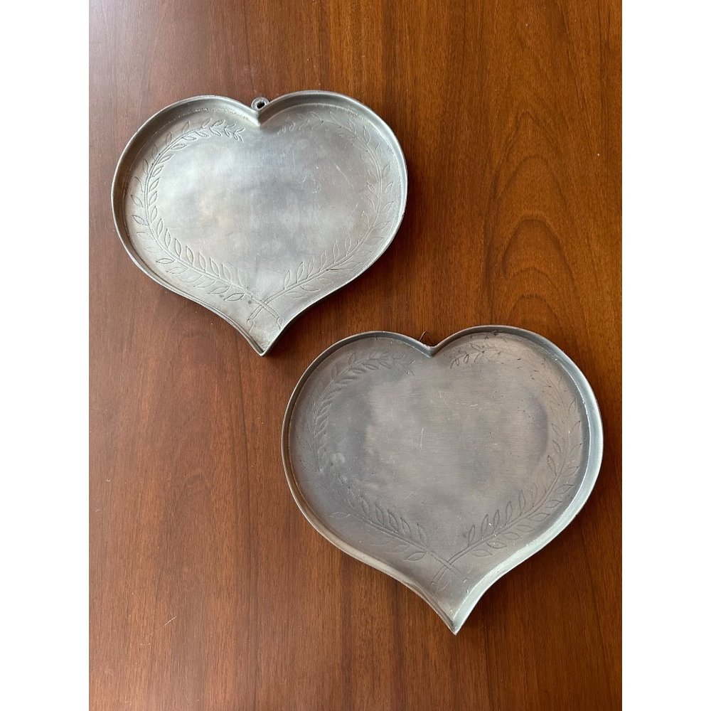 Zinn Pewter Heart-shape serving plates Trinkets Wall Decor Set of 2 Embossed Des